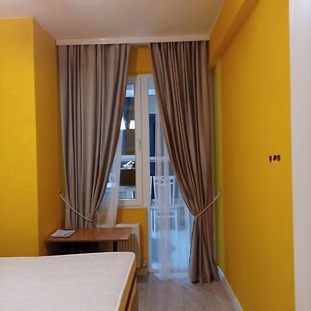 One Room With A Shared Bathroom 키시나우 외부 사진