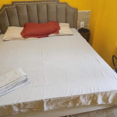 One Room With A Shared Bathroom 키시나우 외부 사진