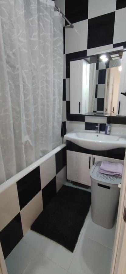 One Room With A Shared Bathroom 키시나우 외부 사진